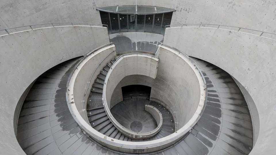 Image d’illustration : escalier en spirale en béton, vu d’en haut (musée de Hyogo, Tadao Ando)